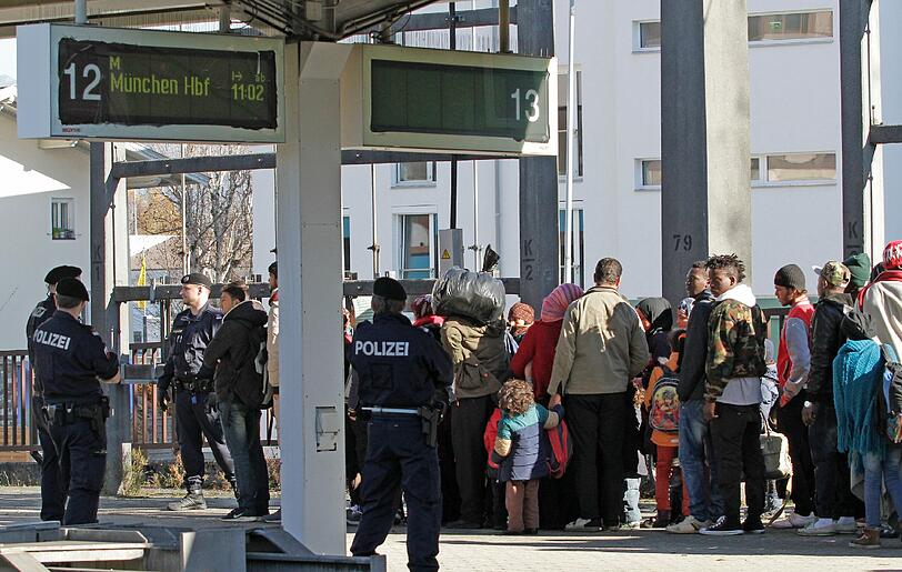 Flüchtlinge warten am Bahnhof in Kufstein auf ihre Einreisemöglichkeit nach Deutschland.
