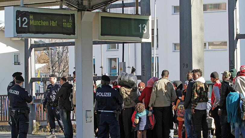 Flüchtlinge warten am Bahnhof in Kufstein auf ihre Einreisemöglichkeit nach Deutschland. Flüchtlinge warten am Bahnhof in Kufstein auf ihre Einreisemöglichkeit nach Deutschland.