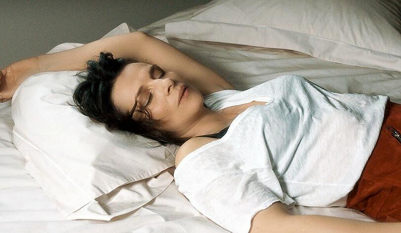 Juliette Binoche spielt die Künstlerin Isabelle, von deren Arbeit wir nichts erfahren, aber umso mehr von ihrem Männerstress.