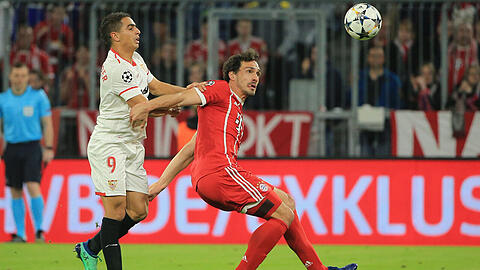 Mats Hummels vom FC Bayern (rechts) läuft Wissam Ben Yedder vom FC Sevilla ab.