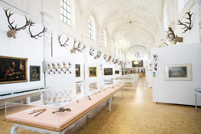 Besonders schön: Im Weißen Saal im Jagd- und Fischereimuseum stehen vor allem Exponate zur Kulturgeschichte der Jagd.Hier ist außerdem gut zu erkennen, dass das Museum mal eine Kirche war.