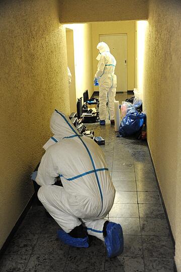 Spurensicherer untersuchen die Zwei-Zimmer-Wohnung von Inge Wittersheim im zweiten Stock.