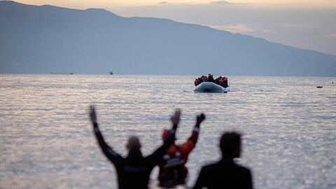 Flüchtlinge kommen in einem Schlauchboot aus der Türkei auf der griechischen Insel Lesbos an.