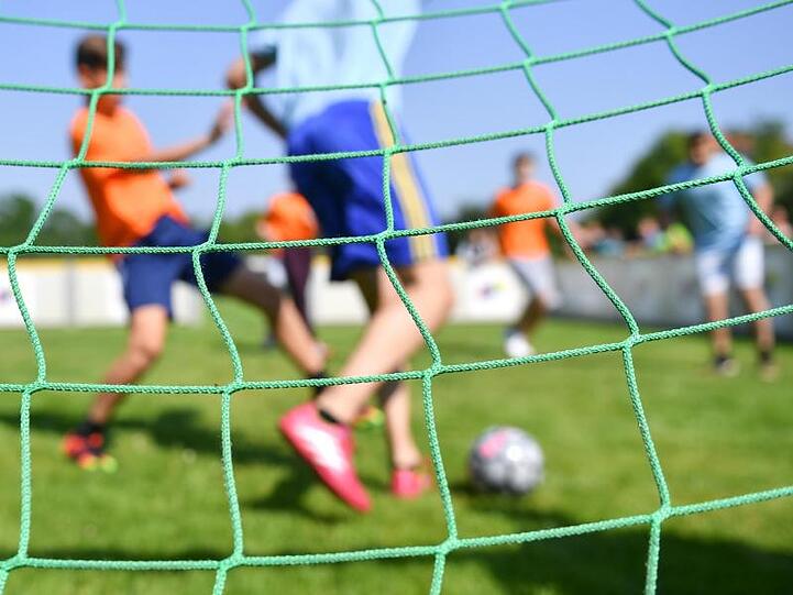Kinder trainieren in einem Sportverein. Foto: Uwe Anspach/dpa/dpa-tmn/Symbolbild