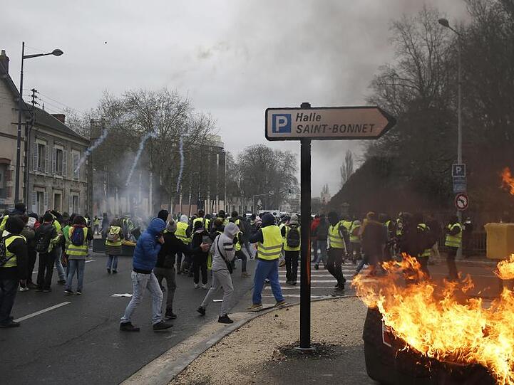 Bei der Demonstration der "Gelbwesten" in Bourges kommt es zu Ausschreitungen.