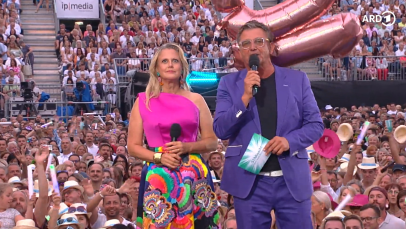 Barbara Schöneberger kämpft bei der "Starnacht am Wörthersee" 2025 mit mehreren Mikrofon-Pannen – trotzdem sorgt sie mit Witz für gute Stimmung. Barbara Schöneberger kämpft bei der "Starnacht am Wörthersee" 2025 mit mehreren Mikrofon-Pannen – trotzdem sorgt sie mit Witz für gute Stimmung.