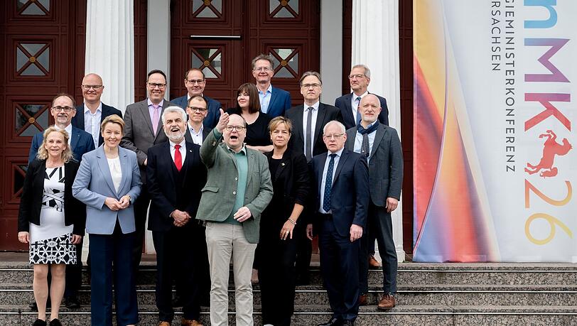 Die Energieminister der Länder senden geschlossen ein Signal nach Berlin: Sie sind für eine konsequente Umsetzung der Energiewende. Die Energieminister der Länder senden geschlossen ein Signal nach Berlin: Sie sind für eine konsequente Umsetzung der Energiewende.
