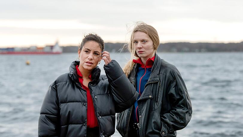 Unterstützt wird Mila Sahin (Almila Bagriacik, links) bei den Ermittlungen von einer neu aus der alten Heimat Berlin zugezogenen Kollegin, die sie seit den Tagen der Polizeischule kennt: Anna Nowak (Lilith Stangenberg). Unterstützt wird Mila Sahin (Almila Bagriacik, links) bei den Ermittlungen von einer neu aus der alten Heimat Berlin zugezogenen Kollegin, die sie seit den Tagen der Polizeischule kennt: Anna Nowak (Lilith Stangenberg).