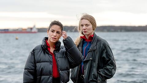 Unterst&uuml;tzt wird Mila Sahin (Almila Bagriacik, links) bei den Ermittlungen von einer neu aus der alten Heimat Berlin zugezogenen Kollegin, die sie seit den Tagen der Polizeischule kennt: Anna Nowak (Lilith Stangenberg).