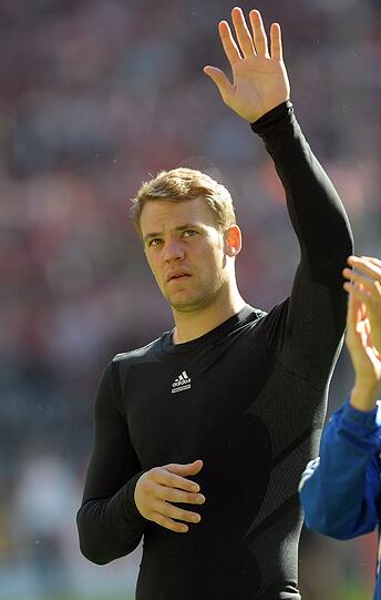 Manuel Neuer winkt noch einmal wehmütig zum Abschied. Schalke hat 1:2 gegen Köln verloren und ist damit auf dem 14. Tabellenplatz. Neuer wird nächste Saison voraussichtlich beim FC Bayern spielen.