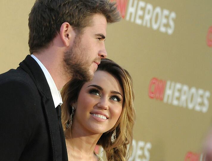 Boyfriend Liam Hemsworth scheint das tiefe Dekollete seiner Freundin nicht zu stören.