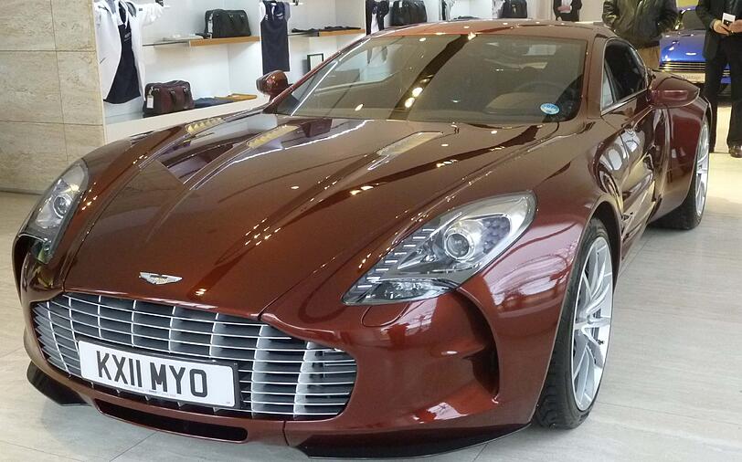 Limitiert auf 77 Stück, 354 Km/h Spitze, 1,7 Millionen Euro teuer: Das sind die Facts des Aston Martin One-77. Die AZ hat sich den Flitzer im Münchner Showroom angeschaut. Die Bilder