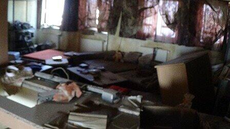 Im Wohnzimmer ist alles vollgesogen. Das Sofa der Familie ist nicht mehr zu gebrauchen.