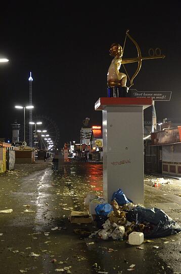 Drei Uhr morgens auf der Theresienwiese. Müllberge türmen sich überall, der Gestank ist beißend.