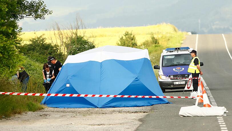 Spanien, Alava, Asparrena: Polizisten sichern am Fundort einer Frauenleiche, nahe der Autobahn bei Asparrena, Spuren.