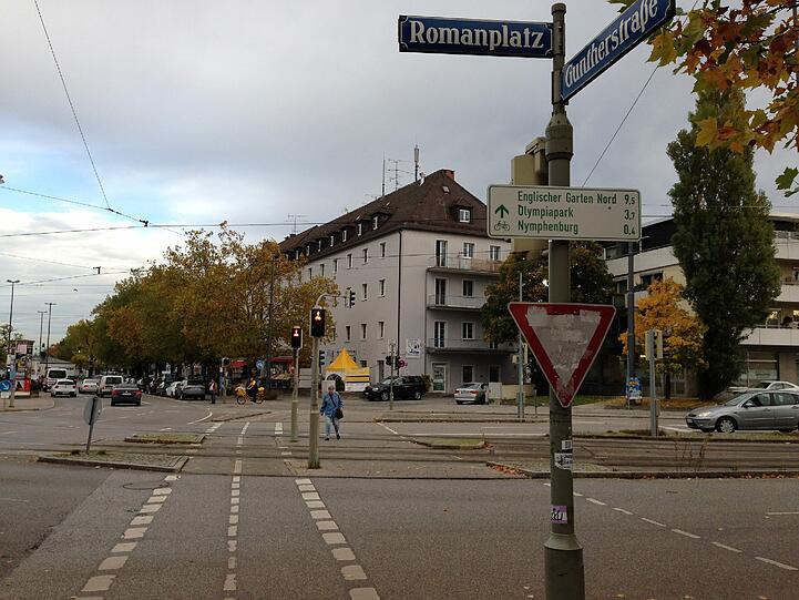 Als die Dame bei den Trambahn-Schienen angekommen ist, springt die Ampel auf rot. Ein überqueren der gesamten Kreuzung ist innerhalb einer Grünphase nicht möglich.