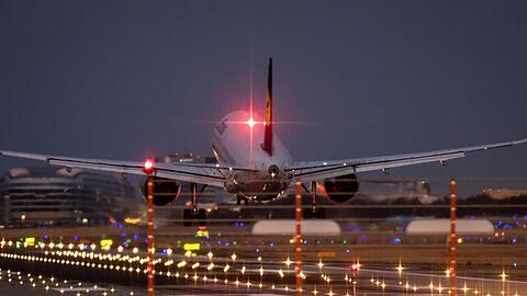 Landung in Frankfurt: Eine aus der Türkei abgeschobene mutmaßliche Anhängerin der Terrormiliz IS ist nach ihrer Ankunft auf dem Flughafen festgenommen worden.