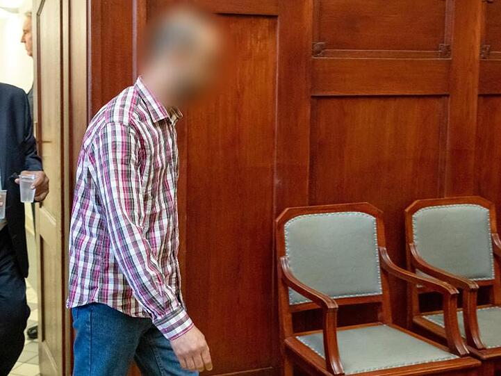 Ein wegen Mordes angeklagter Marokkaner trifft zum Prozessbeginn im Sitzungssaal im Landgericht Bayreuth ein. Foto: Daniel Karmann/Archivbild