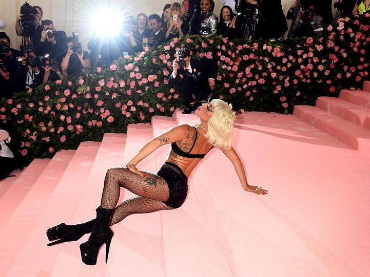 Lady Gaga hat (sich) abgelegt.