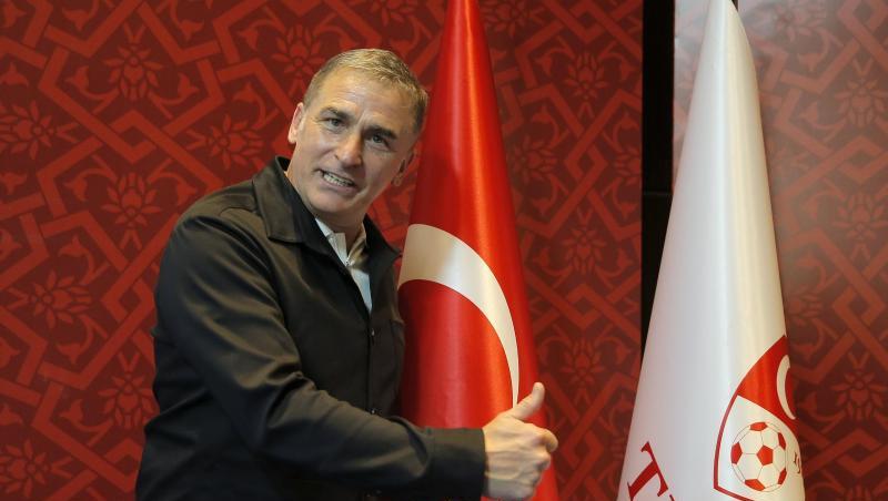 Stefan Kuntz posiert nach seiner Ernennung zum Cheftrainer der Fußballnationalmannschaft der Türkei.