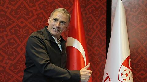 Stefan Kuntz posiert nach seiner Ernennung zum Cheftrainer der Fußballnationalmannschaft der Türkei.