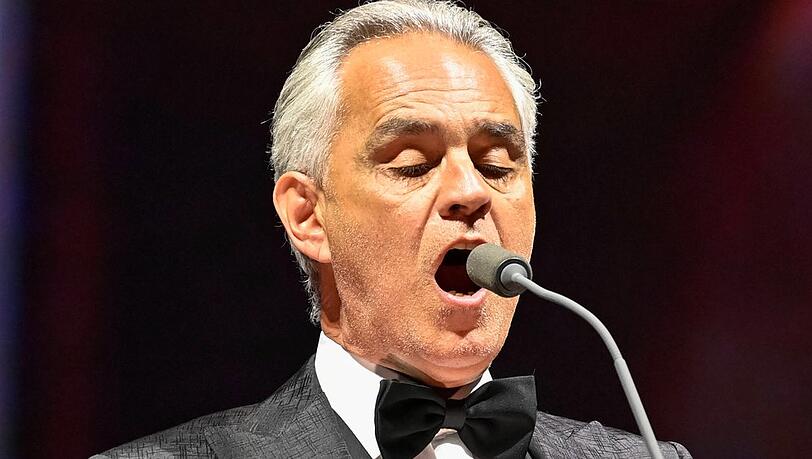 Andrea Bocelli ehrt offenbar Kourtney Kardashian und Travis Barker mit einem Hochzeitsständchen.