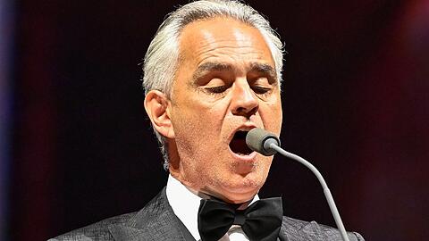 Andrea Bocelli ehrt offenbar Kourtney Kardashian und Travis Barker mit einem Hochzeitsständchen.