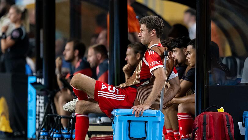 Thomas Müller verfolgt die Partie auf einem speziellen Sitzplatz am Spielfeldrand. Thomas Müller verfolgt die Partie auf einem speziellen Sitzplatz am Spielfeldrand.