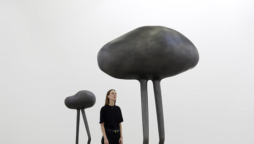 Die Kopffüßler sind wieder da: Erwin Wurm zeigt sie in der Ropac-Halle hinterm Bahnhof.