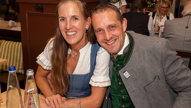 Alexander Egger mit seiner Frau Kathrin Wickenhäuser-Egger. Der Münchner-Stubn-Wirt bekommt für seinen juristischen Kampf gegen das Wiesn-Vergabesystem Gegenwind. Alexander Egger mit seiner Frau Kathrin Wickenhäuser-Egger. Der Münchner-Stubn-Wirt bekommt für seinen juristischen Kampf gegen das Wiesn-Vergabesystem Gegenwind.