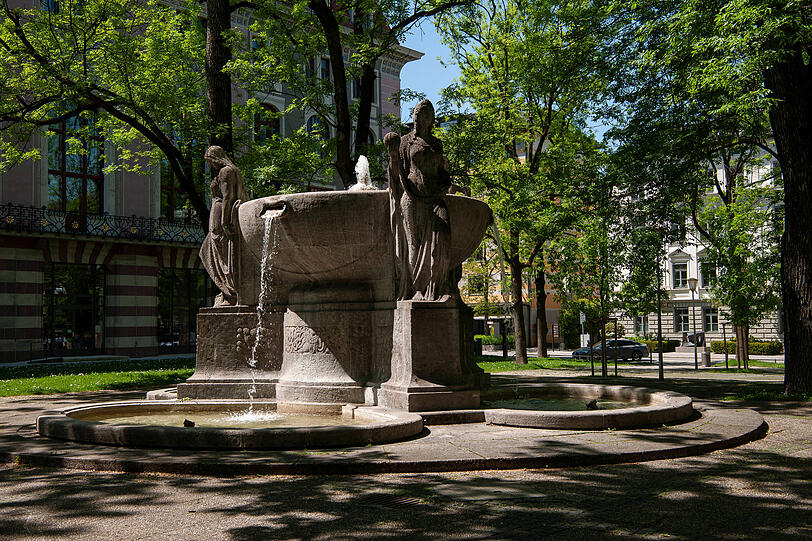 Ein bisschen finster sehen sie schon aus, die Schicksalsfrauen, die rund um den Nornenbrunnen angeordnet sind.