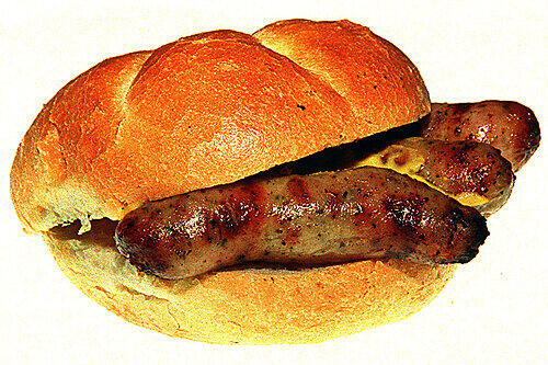 Drei im Weggla: Schaut appetitlich aus, aber was steckt wirklich in der Wurst?