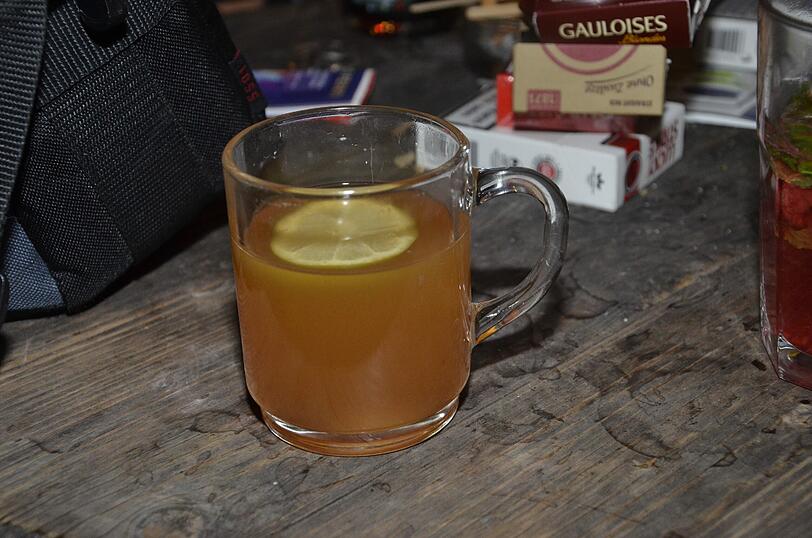 Name: Hexen-Special-Absinth-Cocktail
Stand: Tollwood
Preis: 6 Euro
Menge: 0,2 Liter
Sterne: 2/5

FAZIT: Vom Absinth schmecke ich nicht so viel &ndash; von den Hexen auch nicht. In meinem Glas ist heißer Vitaminsaft. Kurz: Der hält einfach nicht, was er verspricht.