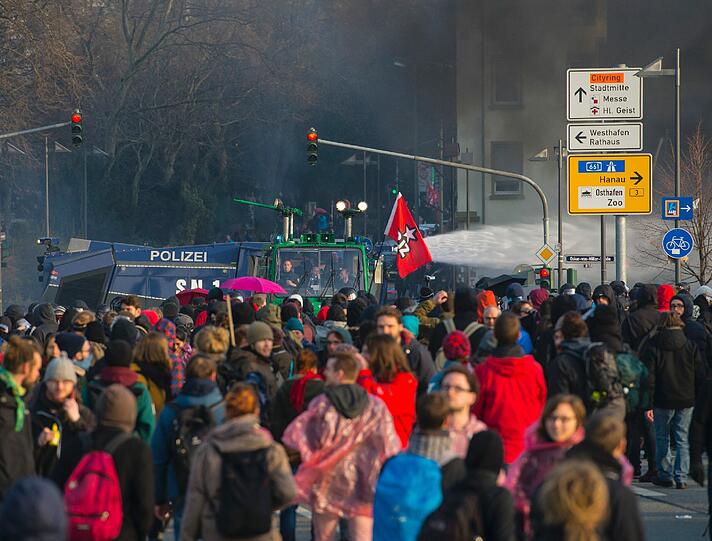 Der Protesttag der kapitalismuskritischen Blockupy-Bewegung hat in Frankfurt mit einer Welle der Gewalt begonnen