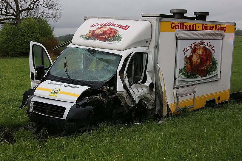 Mit voller Wucht krachten der Mercedes und der VW-Kastenwagen zusammen. Mindestens eine Person wurde bei dem Unfall schwer verletzt.