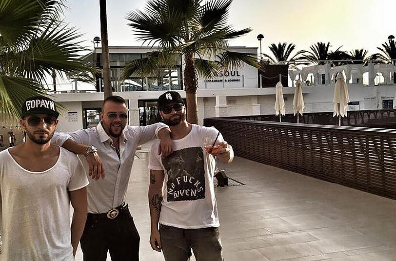 Der muskulöse Rapper KOLLEGAH ("Wat is' denn los mit dir", "King", "Sexxx") trat diese Woche auf «Malle» auf und inszenierte sein Sommerleben als schickes "#bosslife" in den sozialen Netzwerken - mit Hotelsuite, Meerblick, Pool und Shisha.