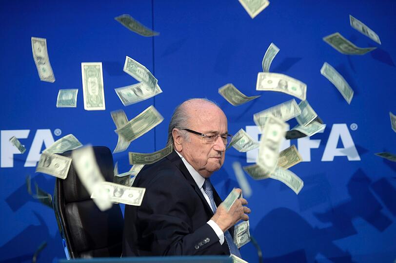 Ausgeblattert: Der einstige Krösus Sepp Blatter bei einem seiner letzten Auftritte als FIFA-Boss am 20.März. Mittlerweile ist der 79-Jährige von der FIFA-Ethikkommission gesperrt. Die Ermittlungen in der Schmiergeldaffäre laufen.