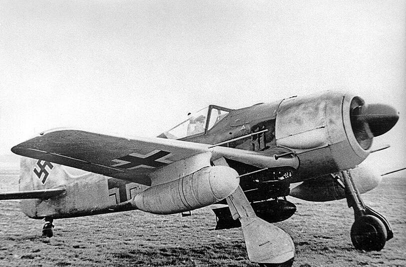 Luftangreifer unterm Hakenkreuz: das Jagdflugzeug Focke-Wulf Fw 190 mit Doppelsternmotor BMW 801 von 1942.