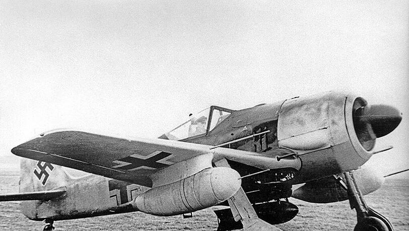 Luftangreifer unterm Hakenkreuz: das Jagdflugzeug Focke-Wulf Fw 190 mit Doppelsternmotor BMW 801 von 1942. Luftangreifer unterm Hakenkreuz: das Jagdflugzeug Focke-Wulf Fw 190 mit Doppelsternmotor BMW 801 von 1942.