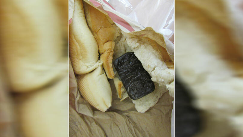 In dem ausgehöhlten Baguette waren 50 Gramm Haschisch versteckt.