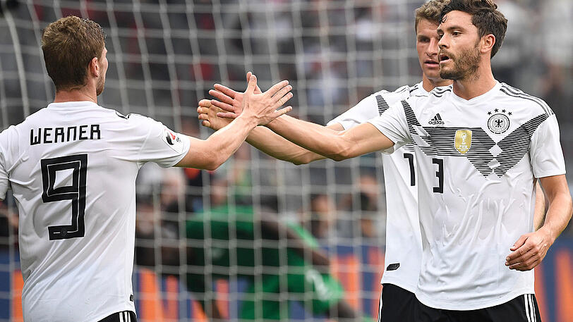 JONAS HECTOR, Note 4:
In Spiel zwei und drei mit viel Einsatz, auch als Antreiber nach über die linke Abwehrseite nach vorne, aber ohne Effizienz und Durchsetzungsvermögen.