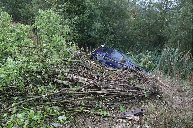 Bei einem Unfall bei Schwindegg hat sich eine Fahranfängerin mehrmals überschlagen.
