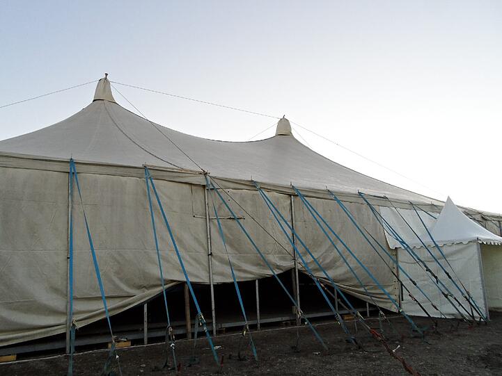 Die Zeltstadt fürs Tollwood-Winterfestival wächst. Zwei der "fliegenden Bauten" stehen bereits.