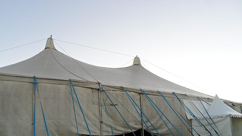 Die Zeltstadt fürs Tollwood-Winterfestival wächst. Zwei der "fliegenden Bauten" stehen bereits. Die Zeltstadt fürs Tollwood-Winterfestival wächst. Zwei der "fliegenden Bauten" stehen bereits.