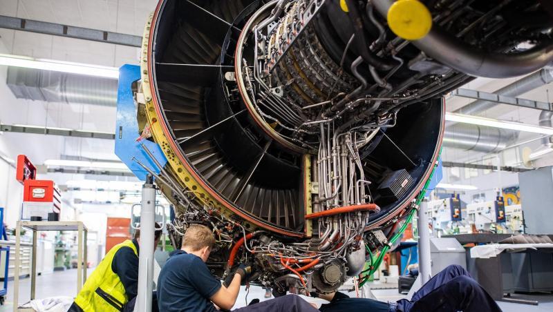 Drei Männer arbeiten in einer Werkstatt von Lufthansa Technik am Triebwerk eines Flugzeuges (Archiv). Drei Männer arbeiten in einer Werkstatt von Lufthansa Technik am Triebwerk eines Flugzeuges (Archiv).