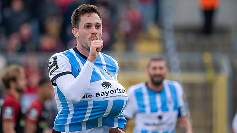 Marcel Bär trifft gegen den SC Freiburg und jubelt vielsagend.