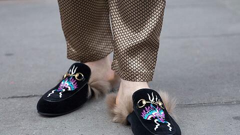 Der spanische Fußballspieler Bellerin trägt während der Fashion Week Schuhe von Gucci.