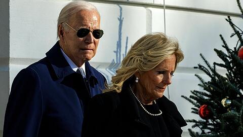 Das Präsidentenpaar Jill und Joe Biden auf dem Weg zur Gedenkfeier für Rosalynn Carter.