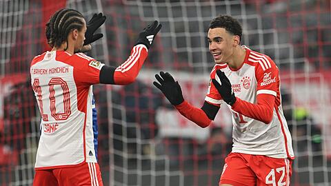 Jamal Musiala (r) spielte beim Bayern-Sieg gegen Hoffenheim groß auf.