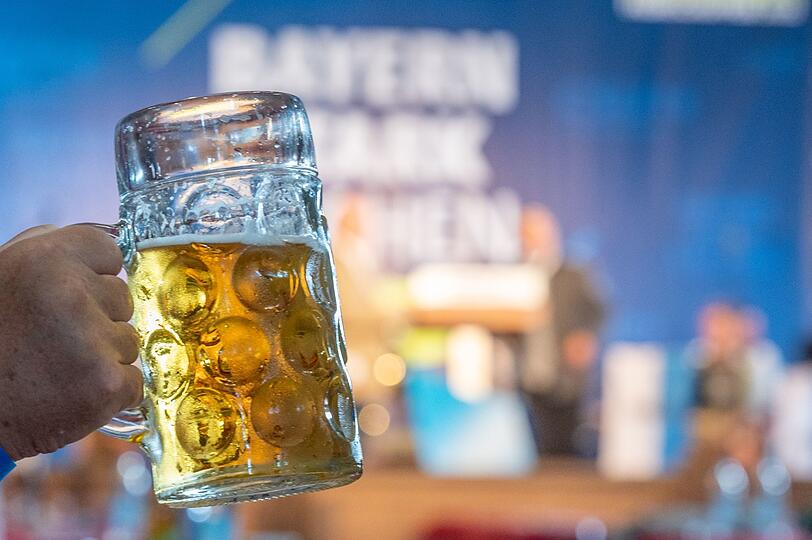 Eine Maß Bier kostet auf der Wiesn im Jahr 1900 gerade einmal 35 Pfennig.